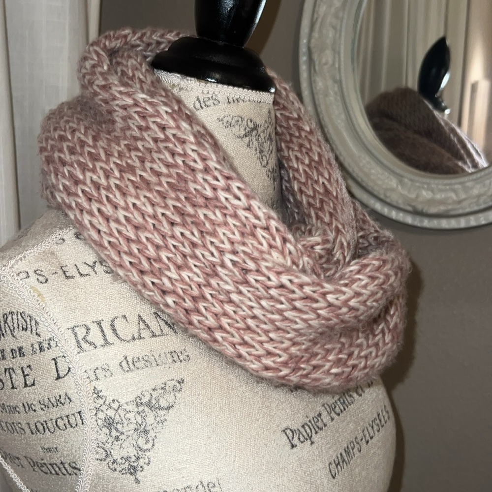 Rose pink mauve ivory white knit neck scarf 🧣 infinity wrap women’s accessory - Picture 4 of 7